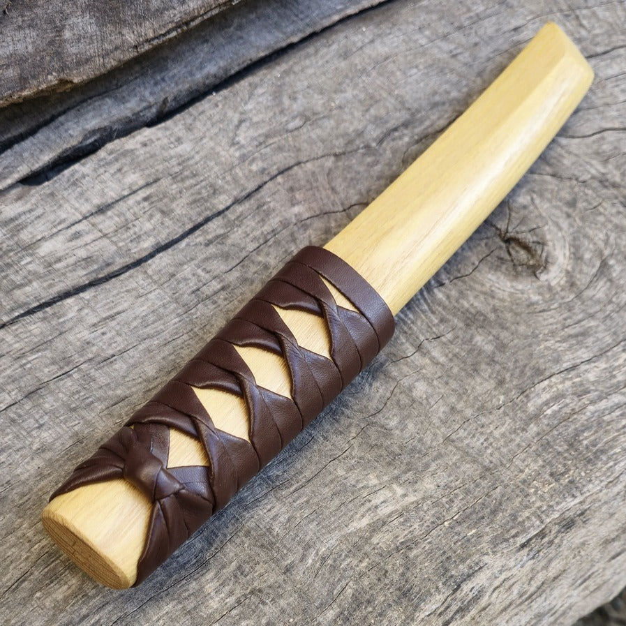 Wooden tanto for martial arts training, made of natural wood.