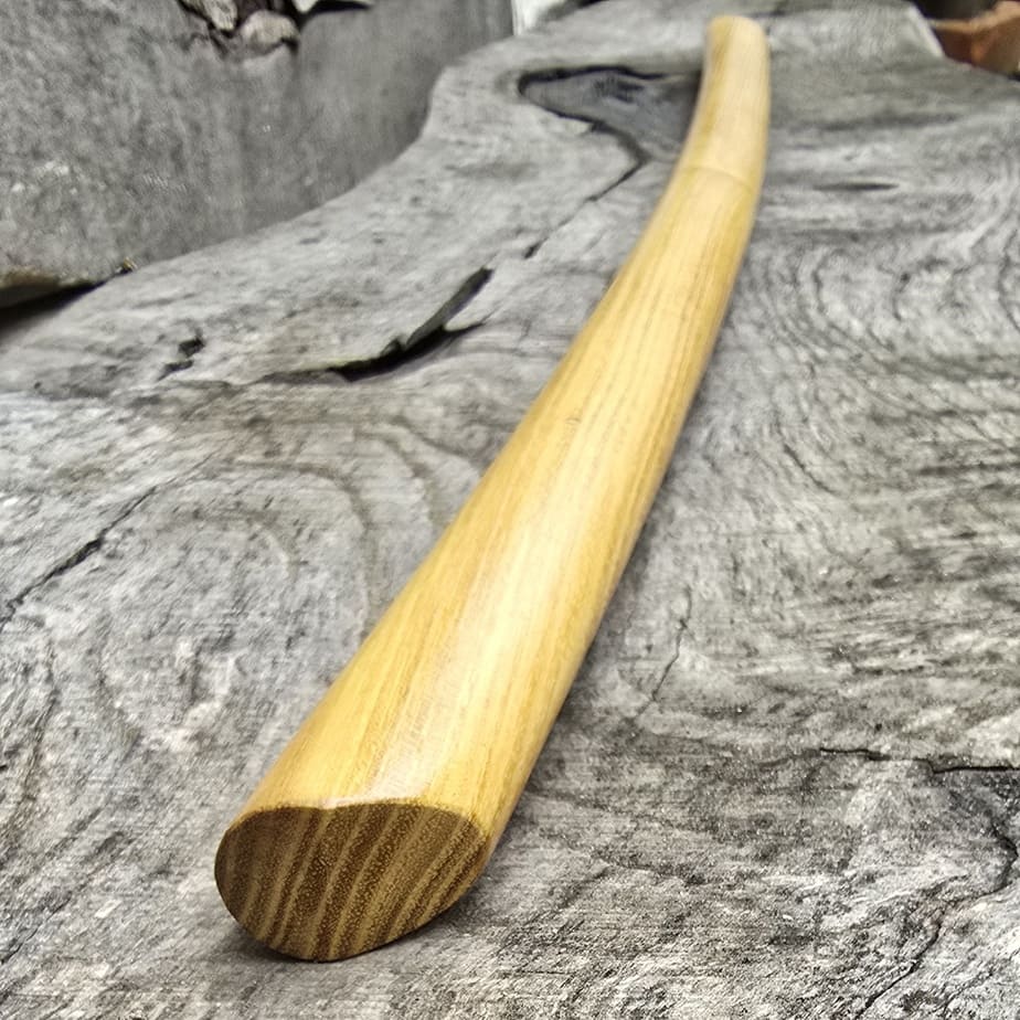 Heavy and powerful along the entire length of the bokken trains a dynamic grip. 