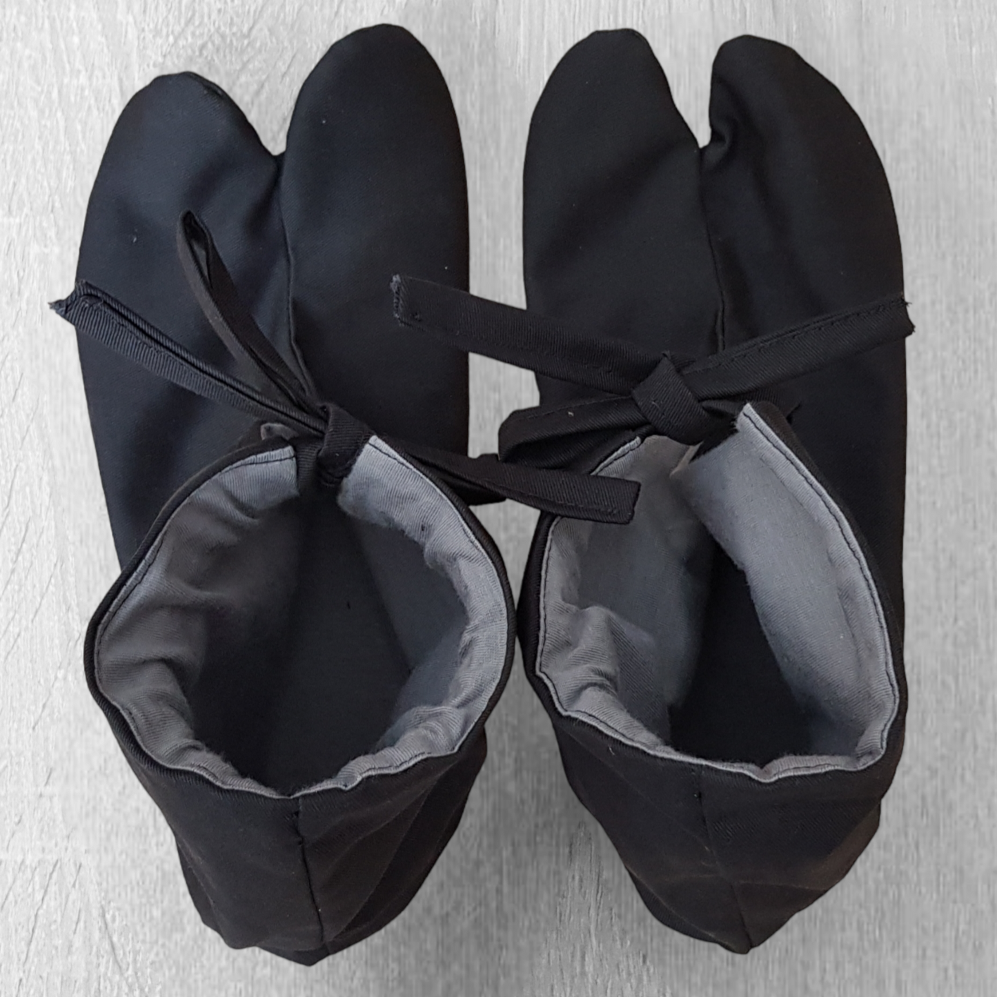 Durable tabi socks with split-toe design for martial arts practice