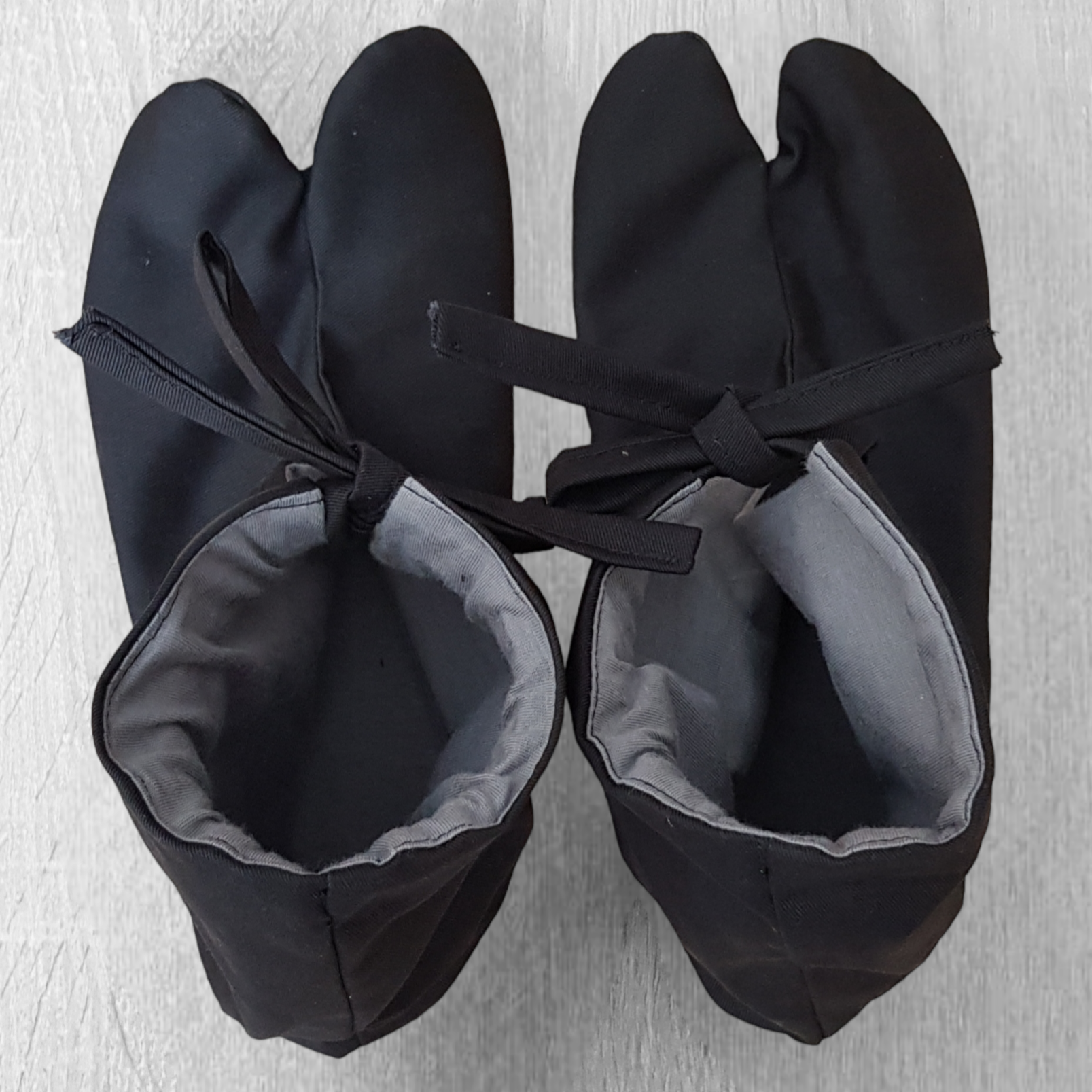 Durable tabi socks with split-toe design for martial arts practice