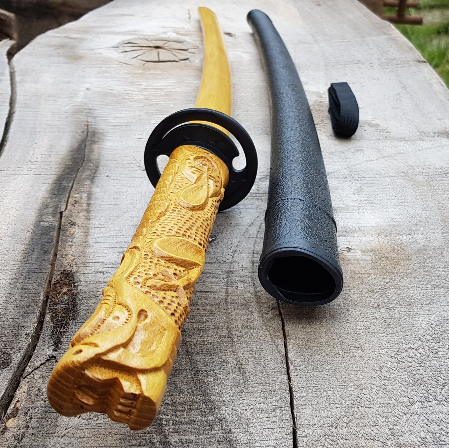 Wooden bokken Daito Deluxe Dragon with patterned rubber tsuba and dome, plastic saya for Iaido - Robinia