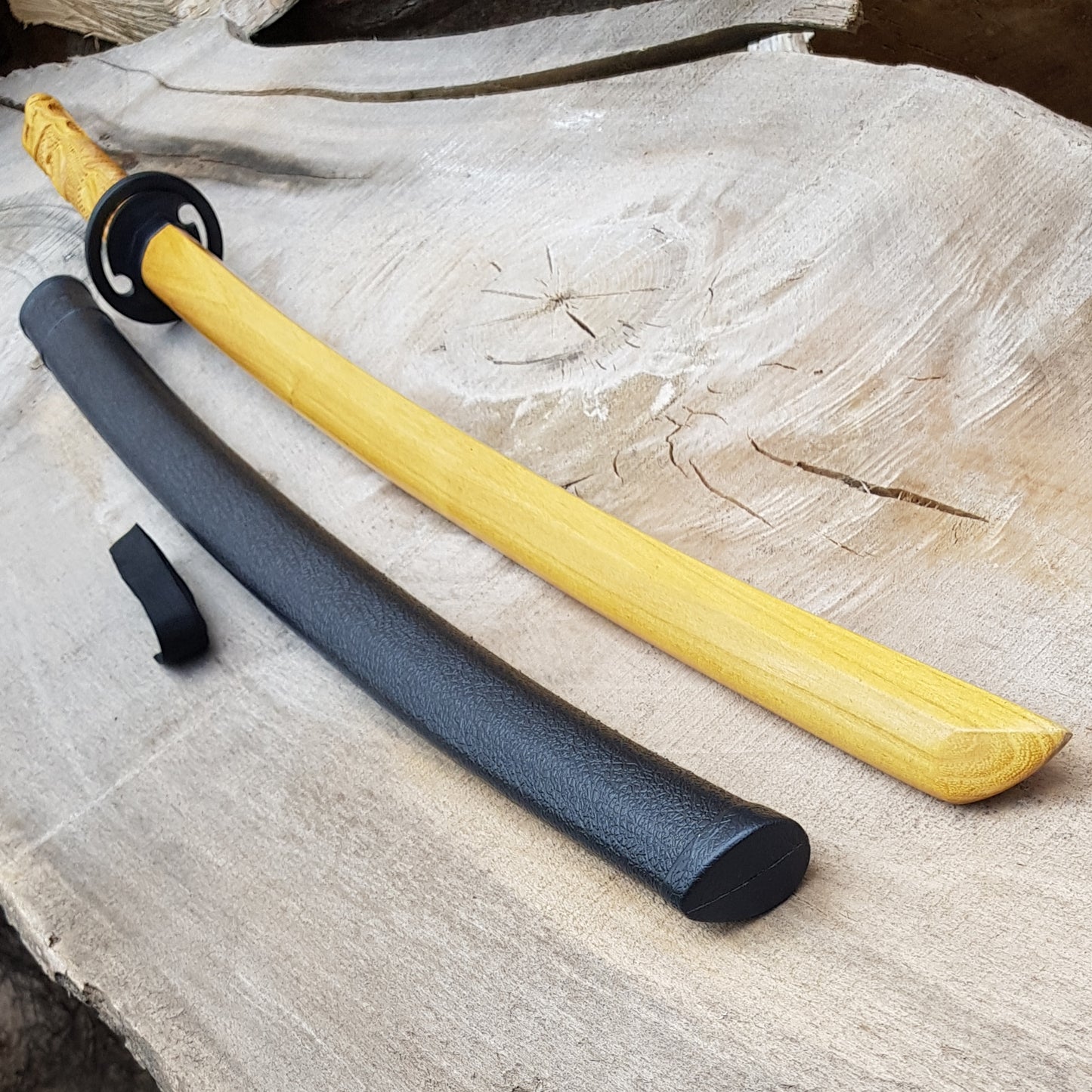 Wooden bokken Daito Deluxe Dragon with patterned rubber tsuba and dome, plastic saya for Iaido - Robinia