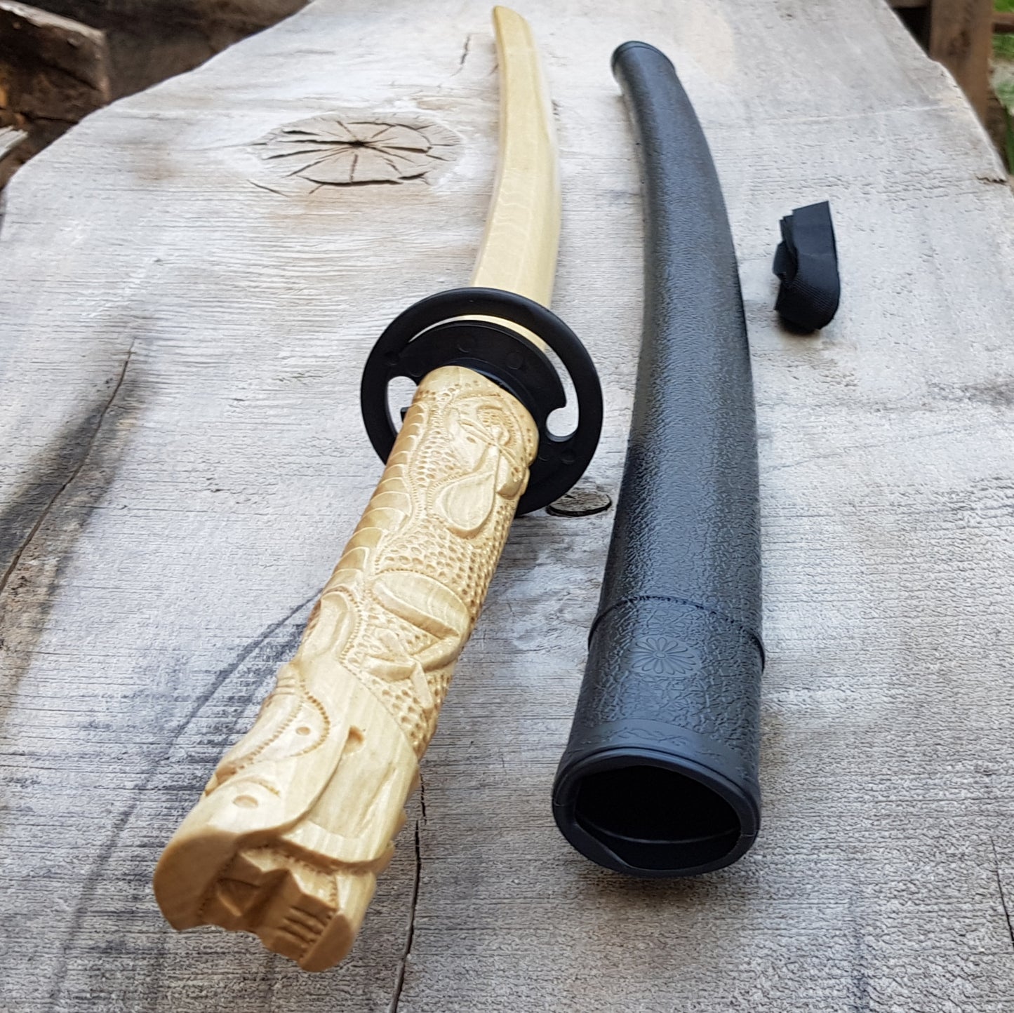 Wooden bokken Daito Deluxe Dragon with patterned rubber tsuba and dome, plastic saya for Iaido - European Hornbeam
