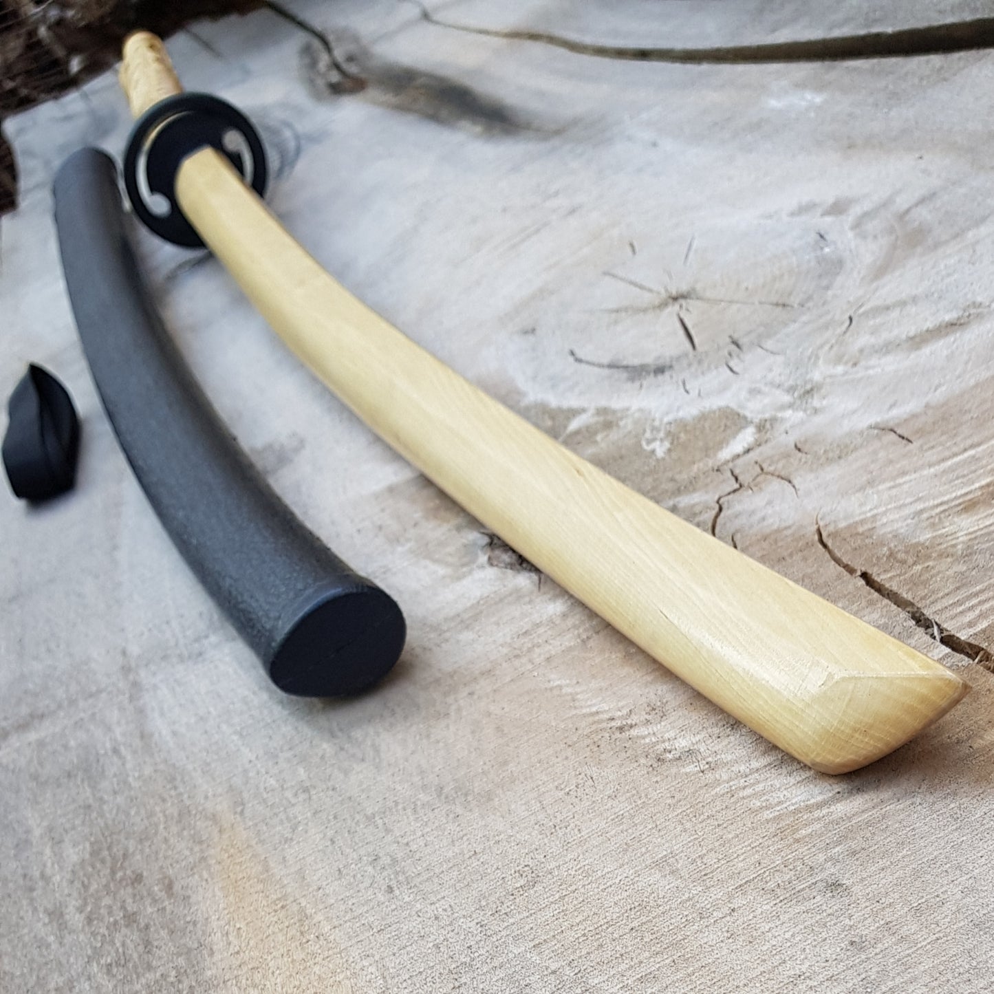 Wooden bokken Daito Deluxe Dragon with patterned rubber tsuba and dome, plastic saya for Iaido - European Hornbeam