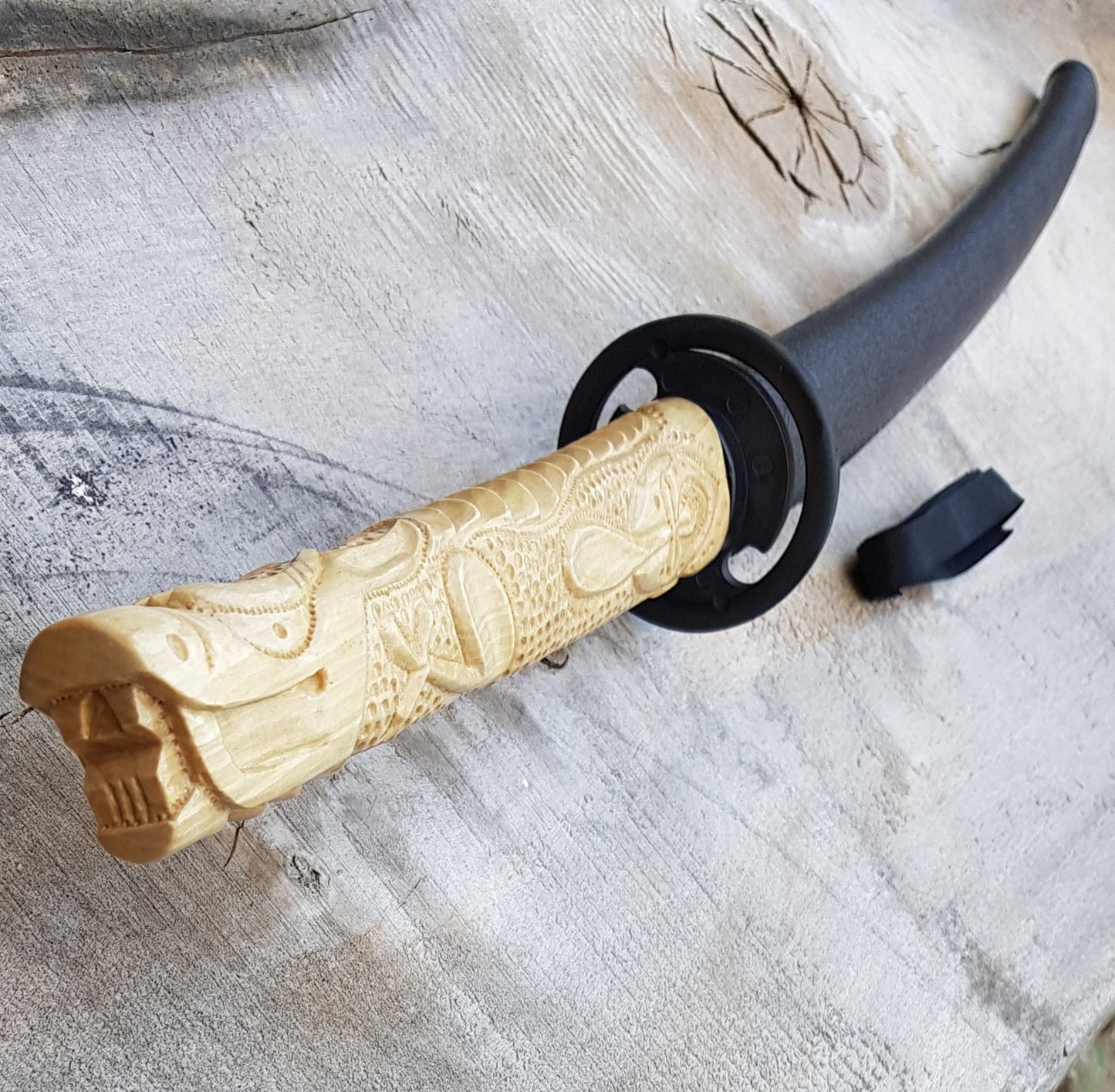 Wooden bokken Daito Deluxe Dragon with patterned rubber tsuba and dome, plastic saya for Iaido - European Hornbeam
