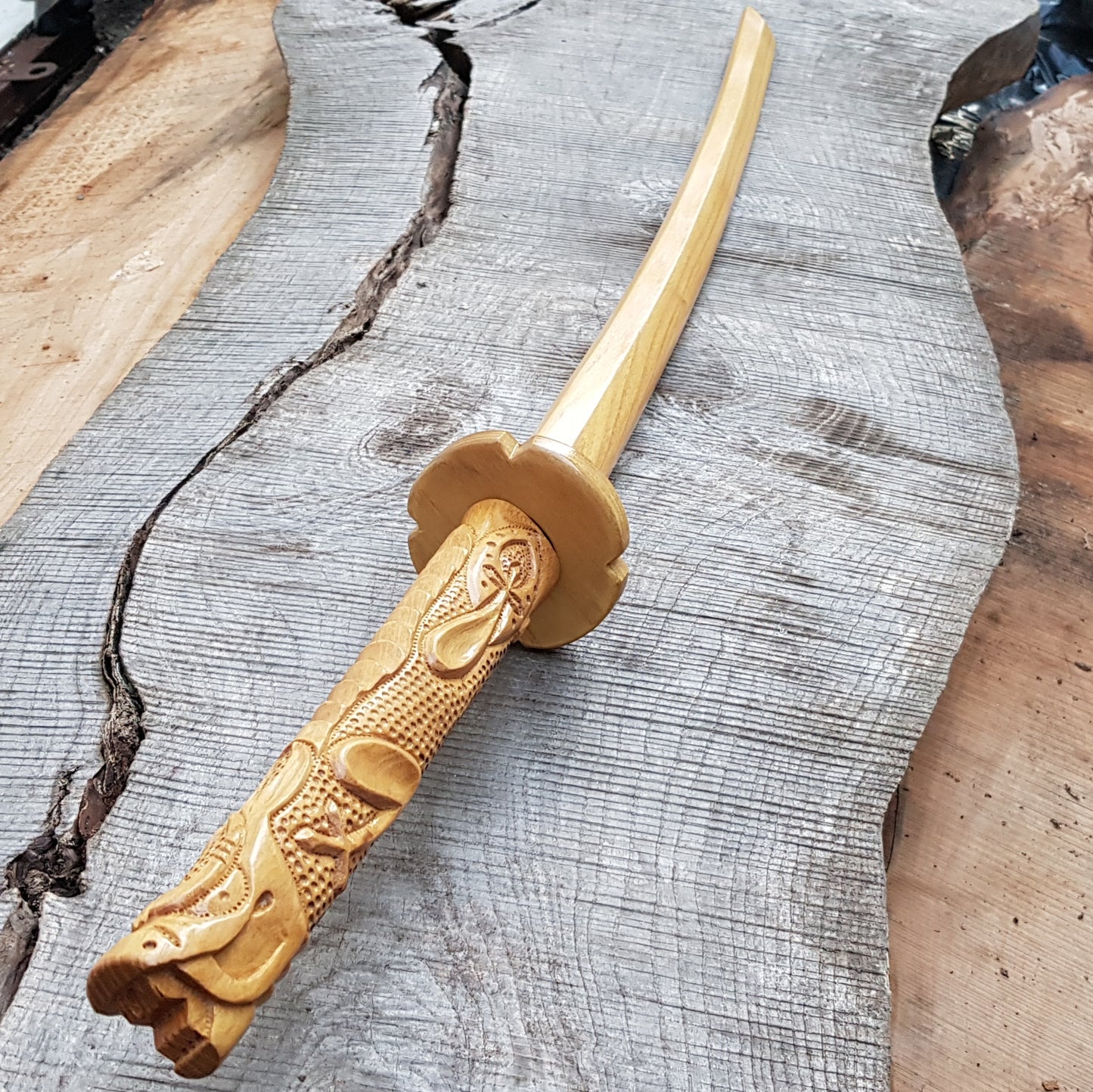 Дерев'яний Bokken Daito Deluxe Dragon 102 (40.1") см з цуба- Айкідо, Кендзюцу - Robinia Wood