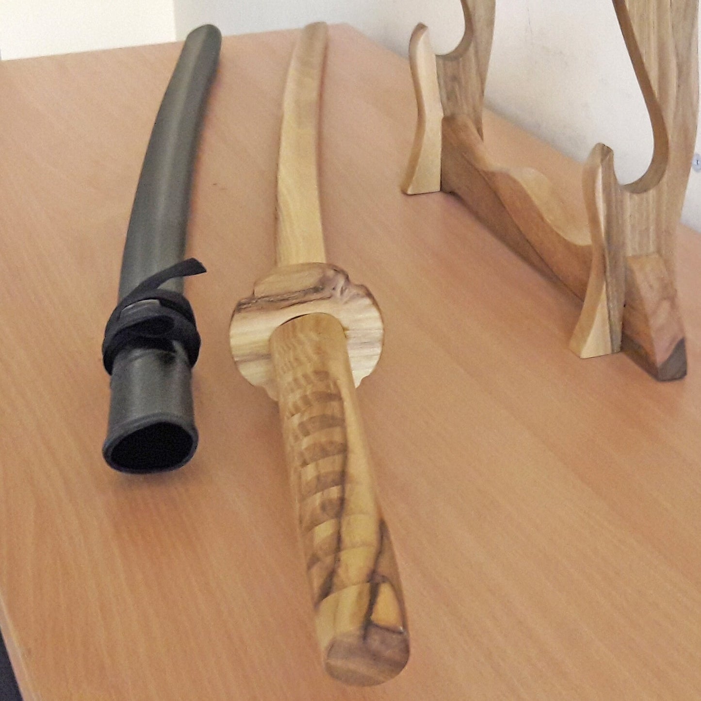 Wooden bokken Daito Deluxe with tsuba, plastic saya for Iaido - Robinia Wood
