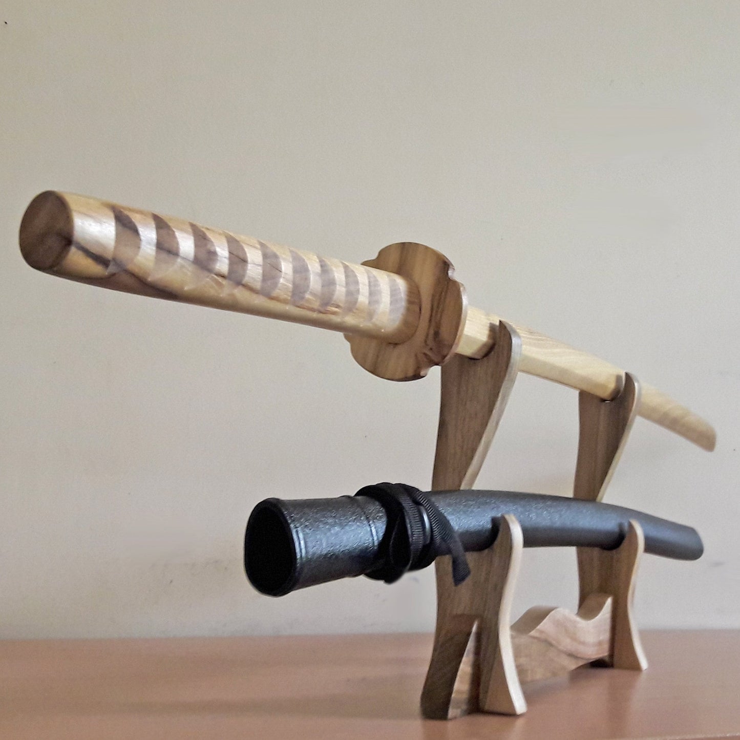 Wooden bokken Daito Deluxe with tsuba, plastic saya for Iaido - Robinia Wood
